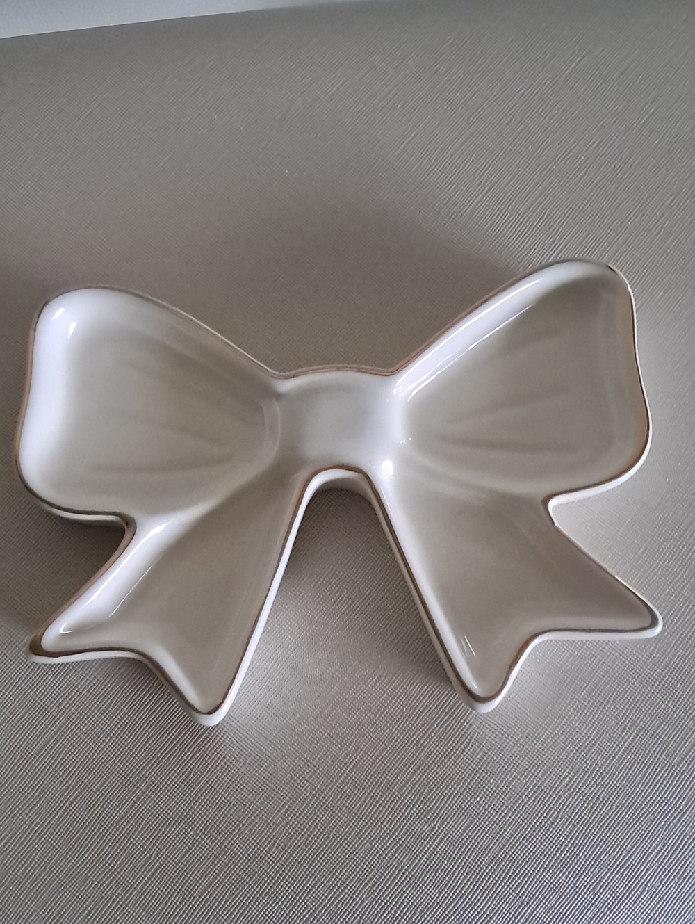 Bow-Shaped Ceramic Trinket Dish in Cream with Gold Trim